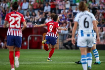 La grandina Esther del Atlético de Madrid marca el primer tanto del encuentro.