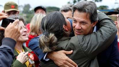 Haddad abraça eleitora em frente à Superintendência da Polícia Federal em Curitiba na segunda-feira.