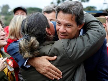 Haddad abraça eleitora em frente à Superintendência da Polícia Federal em Curitiba na segunda-feira.