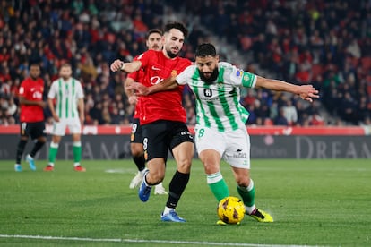 Fekir y Morlanes disputan un balón durante el partido entre el Betis y el Mallorca.