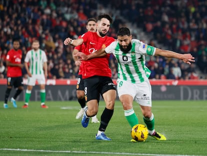 Fekir y Morlanes disputan un balón durante el partido entre el Betis y el Mallorca.