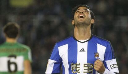 Carlos Vela celebra su tercer gol ante el Elche.