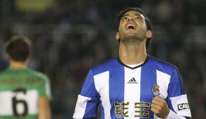Carlos Vela celebra su tercer gol ante el Elche.