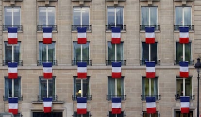 Un edificio de París adornado con las banderas nacionales.