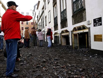 El torrente de agua ha arrastrado piedras y guijarros por toda la isla, hasta a una altura que supera los escaparates de los comercios.