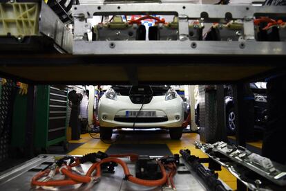 Un coche eléctrico, en revisión en un taller especializado de Madrid.