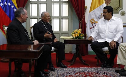 Pietro Parolin, el obispo Diego Padr&oacute;n y Nicol&aacute;s Maduro en 2013.