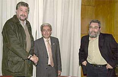 El ministro de Trabajo, Juan Carlos Aparicio (centro), con los dirigentes de CC OO y UGT, José María Fidalgo y Cándido Méndez.