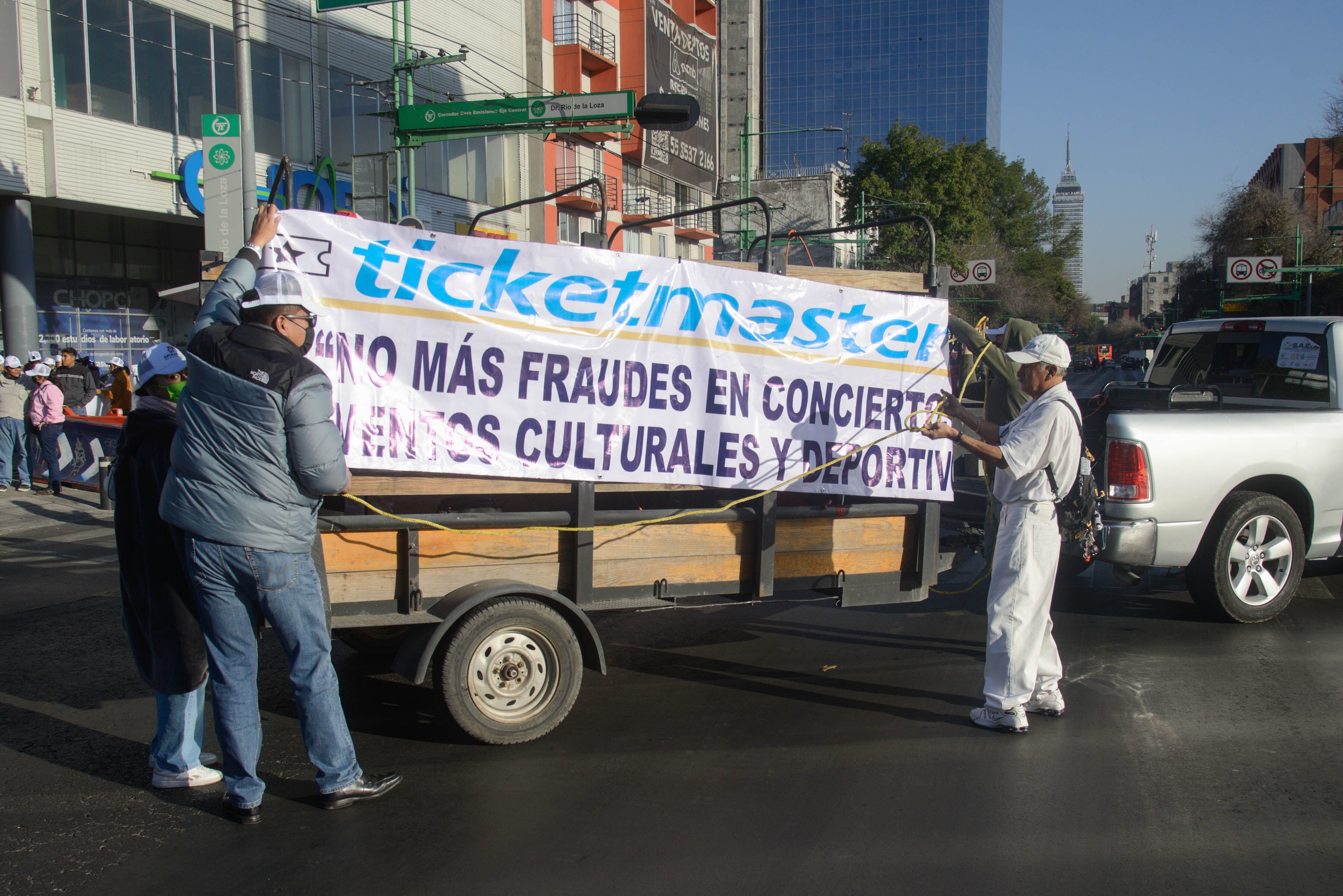 Manifestantes en el Centro Histórico de la Ciudad de México con una pancarta que señala a Ticketmaster, el 25 de enero de 2023.