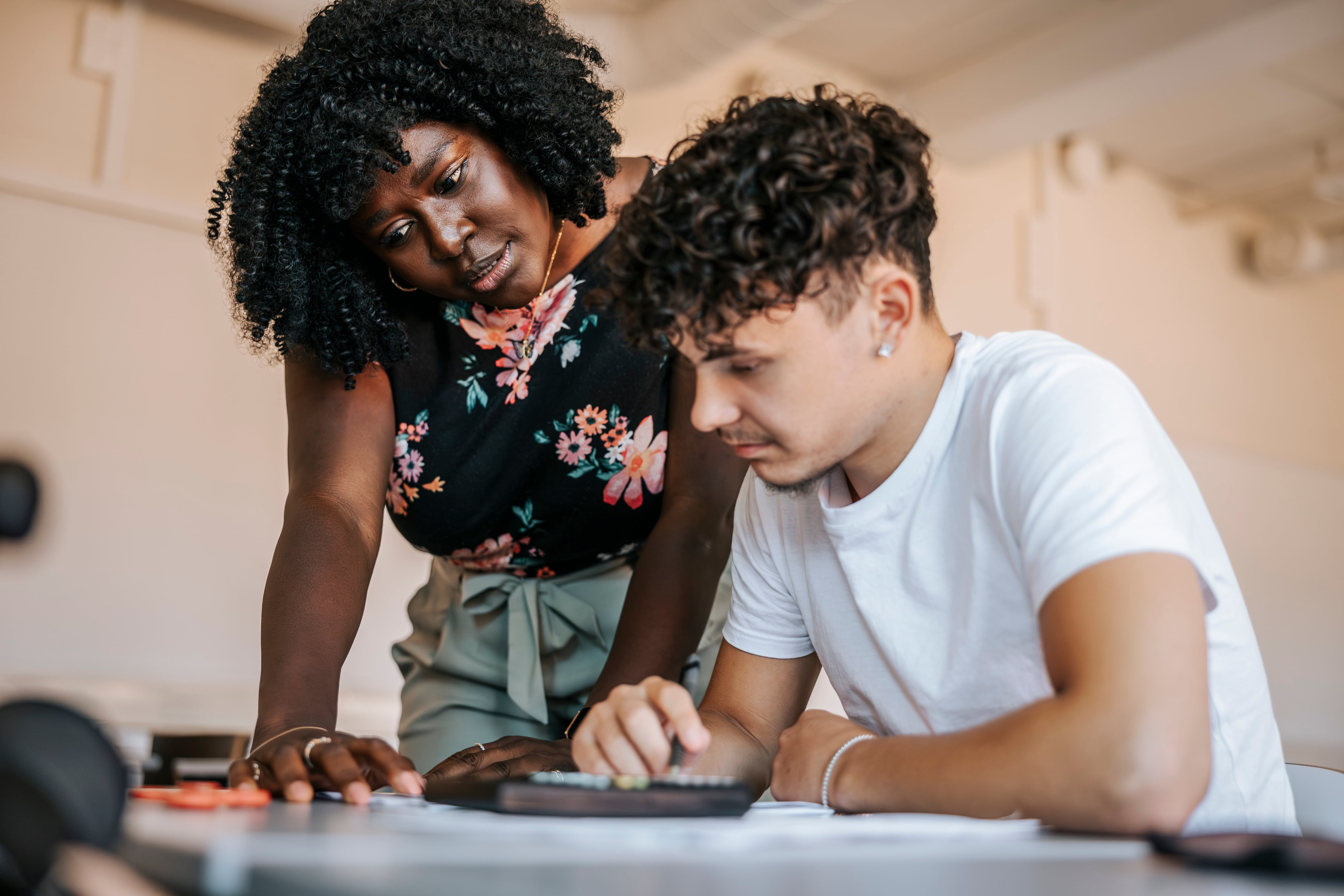 Qué hay detrás de la generación de jóvenes que estudian y trabajan a la vez