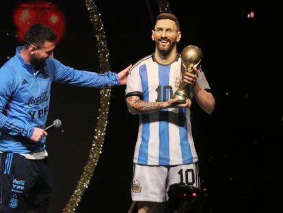 Lionel Messi, frente a una estatua suya durante La noche de las Estrellas de Conmebol, un homenaje a la selección de Argentina campeona del Mundial de Qatar 2022, en Luque (Paraguay).