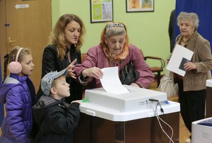 Tambin se celebran elecciones locales en otras ciudades y regiones de este pas, en particular en Yekaterimburgo, capital de los Urales, donde la oposicin tiene opciones de arrebatar al oficialismo el control del Ayuntamiento. en la image, una anciana moscovita ejerce su voto en centro electoral de la capital.