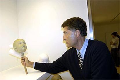 Juan Ariño coge la cabeza de un niño que forma parte de un grupo de esculturas de Antonio López hasta ahora inéditas.
PLANO MEDIO - ESCENA