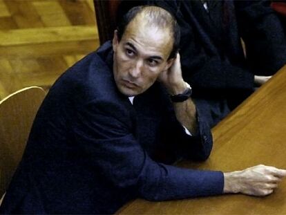 El mosso d' Esquadra, Josep Lluis Rua, escucha la sentencia del jurado popular que ha declarado hoy culpable del asesinato a puñaladas de su mujer y su suegra
