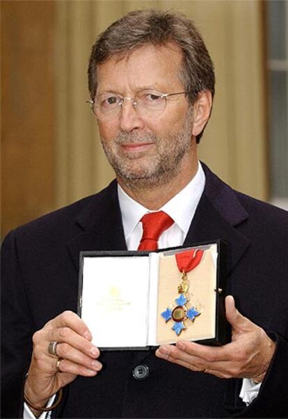 El guitarrista sostiene emocionado la medalla que le acredita como comandante de la Orden del Imperio Británico.