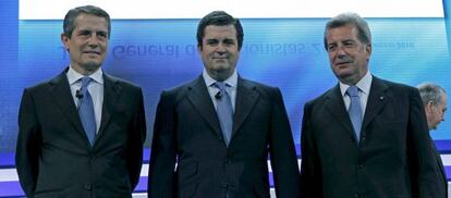 El consejero delegado de Endesa, Andrea Brentan (izquierda), el presidente, Borja Prado (centro), y el vicepresidente, Fulvio Conti (drecha)