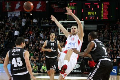 El ala-pivot francés del Nancy Adrien Moerman recibe una falta por el jugador del Bizkaia Janis Blums.