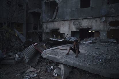 Un niño se tapa los ojos mientras juega al escondite en un barrio de Beit Hanoun, Gaza.