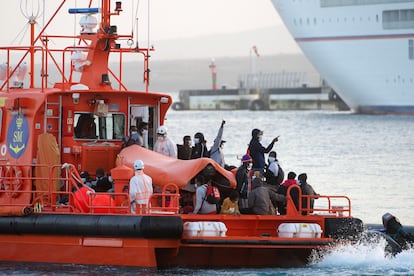 La Salvamar Mizar, de Salvamento Marítimo, tras rescatar este sábado a los 42 ocupantes de una lancha neumática que navegaba en aguas al sur de Gran Tarajal, en el municipio de Tuineje (Fuerteventura).