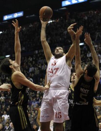 Bourousis, ante el Madrid