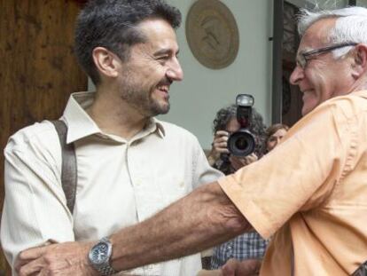 El candidato de Comprom&iacute;s a la Alcad&iacute;a de Valencia, Joan Ribo (i), y el de Val&egrave;ncia en Com&uacute;, Jordi Peris.