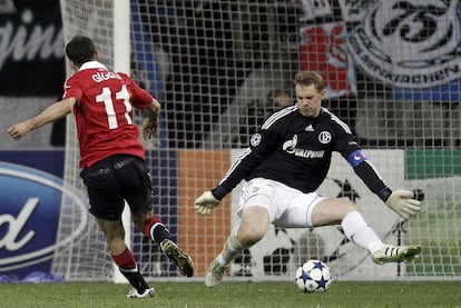 Giggs logra el primer gol colando el balón entre las piernas de Neuer.