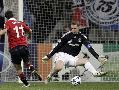 Giggs logra el primer gol colando el balón entre las piernas de Neuer.