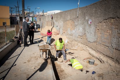 La arqueóloga Paloma Bueno y el arquitecto Juan Antonio de la Mata (a la izquierda) contemplan los sondeos que han localizado un barrio de la antigua ciudad púnica de Chiclana (Cádiz).