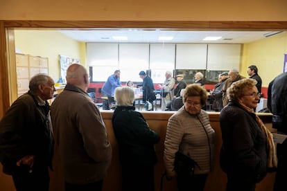 Cola para votar este domingo por la mañana en el colegio Antonio Fontán, en Montecarmelo, que en abril tuvo el récord de participación en Madrid. Pincha sobre la imagen para ver todas las fotos de la jornada electoral.