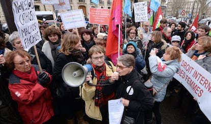 Protesta ante la Embajada de Espa&ntilde;a en Par&iacute;s por el cambio en la ley del aborto.