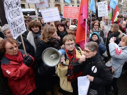 Protesta ante la Embajada de Espa&ntilde;a en Par&iacute;s por el cambio en la ley del aborto.