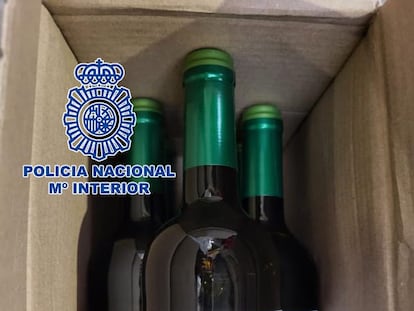 Botellas falsas de vino Verdejo con denominación de origen Rueda requisadas por la Policía Nacional.