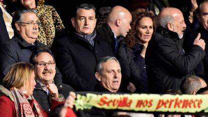 El ministro de Interior Juan Ignacio Zoido, y el delegado del Gobierno en Andalucía, Antonio Sanz durante el partido entre el Sevilla y el Betis el pasado sábado.