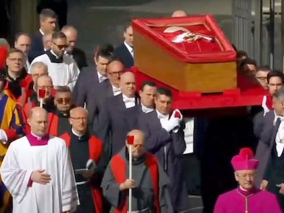 Traslado del féretro del Papa a la basílica de San Pedro.