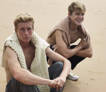 Los surfistas Sean Gunning (izquierda) y Néstor García.