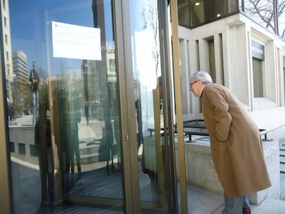 Un cliente observa el interior de la sucursal cerrada del Banco Madrid ubicado en la Plaza de Colón.