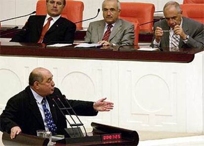Kemal Anadon, de la oposición turca, interviene en la sesión parlamentaria ante la presidencia de la Cámara.