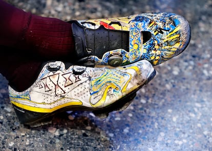 Un ciclista ha decorado su zapatilla derecha inspirándose en la Noche estrellada de Van Gogh y la zapatilla izquierda en la obra de Dalí.
