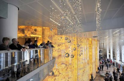 Interior del Teatro Mariinski II en San Petesburgo. El techo tiene una discreta iluminación que se completa con cascadas de piedras Swarovski.