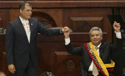 Rafael Correa levanta la mano de Len&iacute;n Moreno.