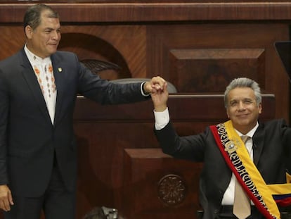 Rafael Correa levanta la mano de Len&iacute;n Moreno.