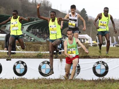  El subcampeón del mundo de cross, Teklemariam Medhin, en el centro, ha ganado la 60 edición del cross de San Sebastián. 