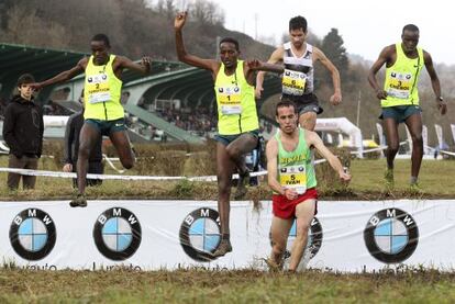 El subcampeón del mundo de cross, Teklemariam Medhin, en el centro, ha ganado la 60 edición del cross de San Sebastián.