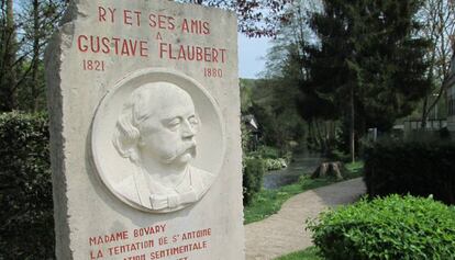 Placa en record a Flaubert a Ry, Normandia.