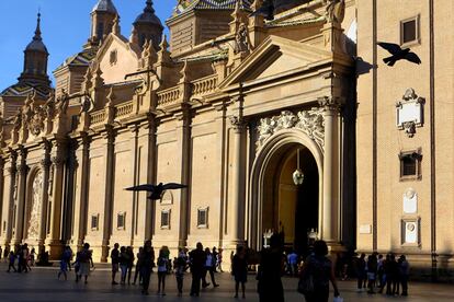 <p><strong>El turista critica.</strong> "Se trata del primer templo mariano del mundo y debo decir que más parece un mercadillo que una iglesia. Se nota una falta absoluta de respeto hacia los que allí rezan, y la vigilancia es insuficiente para poner coto a <a href="https://www.tripadvisor.es/ShowUserReviews-g187448-d244021-r646045652-Basilica_de_Nuestra_Senora_del_Pilar-Zaragoza_Province_of_Zaragoza_Aragon.html " rel="nofollow" target="_blank">la gente que emplea su móvil, hace fotos en plena consagración, habla en alto</a> o lleva la cabeza cubierta. Es un desastre y se echa de menos el silencio y respeto de los templos franceses".</p> <p><strong>La experta responde</strong>. "Yo hablaría de espiritualidad, y en ese sentido hay un vacío interior a nivel global. Cuando uno cruza una puerta tiene que saber qué puerta, dónde se está metiendo. Cuando entras en una iglesia habría que tener una actitud de humildad y respeto, de recogimiento". <strong>Inés Martínez Ribas, profesora de Comunicación en la UIC y Universidad Pompeu Fabra.</strong></p>