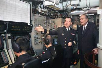 El presidente francés, Jacques Chirac, visita el submarino nuclear <i>Le Vigilant</i>, en la base de Île Longue.