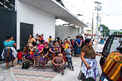 Decenas de personas esperan detrás del aeropuerto internacional de Ciudad de Guatemala a que aterrice uno de los vuelos de la Fuerza Aérea Guatemalteca, que transporta a los expulsados de EE UU, el pasado mes de mayo.