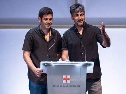 En la imagen, los hermanos Jose y David Munoz, miembros del grupo musical Estopa tras recibir la Creu de Sant Jordi.
