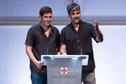 En la imagen, los hermanos Jose y David Munoz, miembros del grupo musical Estopa tras recibir la Creu de Sant Jordi.