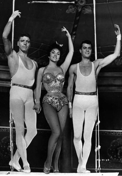 Burt Lancaster, Gina Lollobrigida y Tony Curtis, en una escena de la película "Trapecio", 1956, dirigida por Carol Reed.